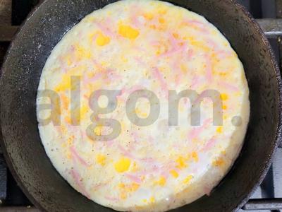 Švelnus omletas su sūriu ir dešra pusryčiams Žingsnis 4