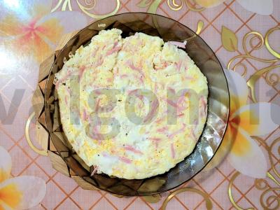 Švelnus omletas su sūriu ir dešra pusryčiams pagrindine nuotrauka