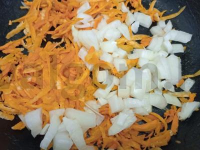 Kvinoja su troškintomis daržovėmis ir vištienos širdelėmis Žingsnis 1