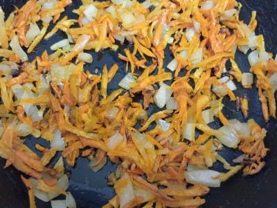 Kvinoja su troškintomis daržovėmis ir vištienos širdelėmis Žingsnis 3