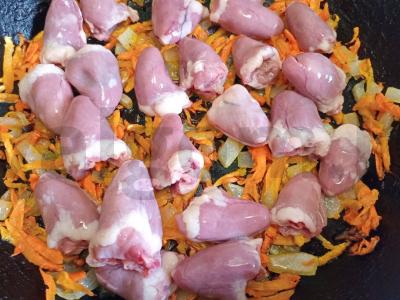 Kvinoja su troškintomis daržovėmis ir vištienos širdelėmis Žingsnis 4