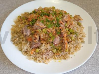 Kvinoja su troškintomis daržovėmis ir vištienos širdelėmis pagrindine nuotrauka