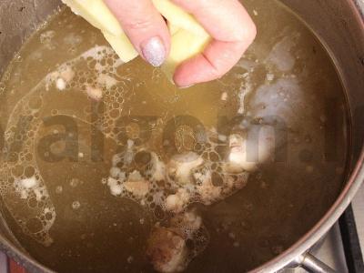 Šči su jauna kopūstais ir baltais pupelėmis Žingsnis 4