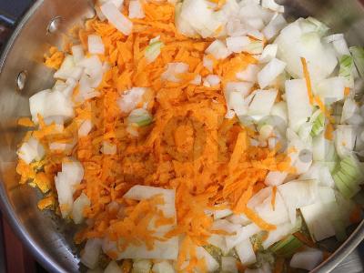 Šči su jauna kopūstais ir baltais pupelėmis Žingsnis 7