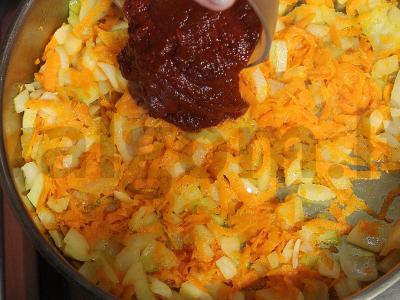 Šči su jauna kopūstais ir baltais pupelėmis Žingsnis 8