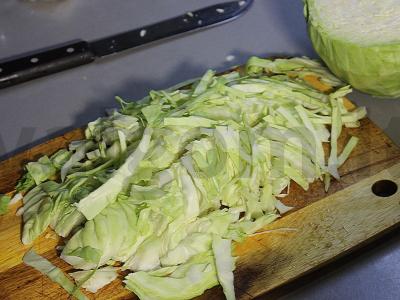 Šči su jauna kopūstais ir baltais pupelėmis Žingsnis 9