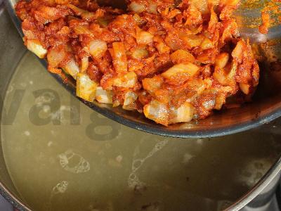 Šči su jauna kopūstais ir baltais pupelėmis Žingsnis 10