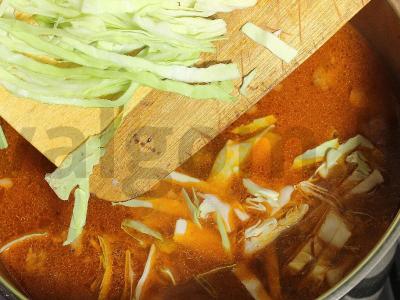 Šči su jauna kopūstais ir baltais pupelėmis Žingsnis 11