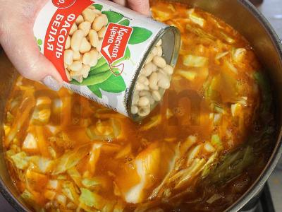 Šči su jauna kopūstais ir baltais pupelėmis Žingsnis 12