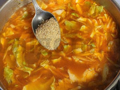 Šči su jauna kopūstais ir baltais pupelėmis Žingsnis 13