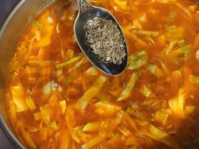 Šči su jauna kopūstais ir baltais pupelėmis Žingsnis 14