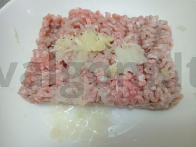 Kvapnūs vištienos kotletai Žingsnis 1