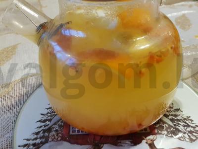 Vanilinis arbata su šaltalankiais ir citrusiniais vaisiais pagrindine nuotrauka