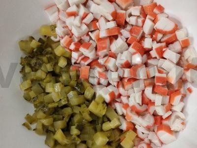 Skanus salotas su krabų lazdelėmis, pupelėmis ir obuoliu Žingsnis 1