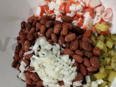 Skanus salotas su krabų lazdelėmis, pupelėmis ir obuoliu Žingsnis 2