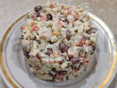 Skanus salotas su krabų lazdelėmis, pupelėmis ir obuoliu pagrindine nuotrauka