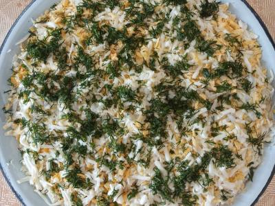 Salotas „Mimoza“ su ryžiais ir šviežiais žalumynais pagrindine nuotrauka