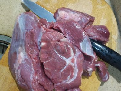 Troškinta jautiena su kečupo ir grietinės padažu Žingsnis 1