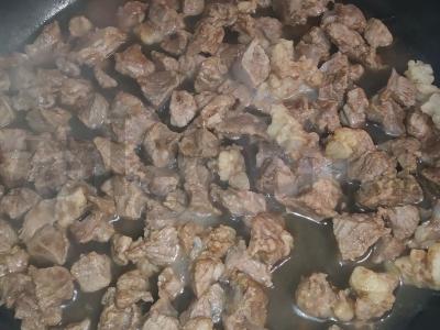 Troškinta jautiena su kečupo ir grietinės padažu Žingsnis 3