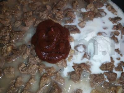 Troškinta jautiena su kečupo ir grietinės padažu Žingsnis 6