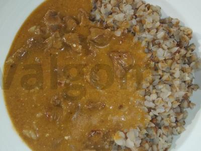 Troškinta jautiena su kečupo ir grietinės padažu pagrindine nuotrauka