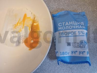 Sūrio blynai su bananais ir karamele Žingsnis 1