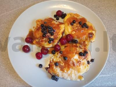 Sūrio blynai su bananais ir karamele pagrindine nuotrauka