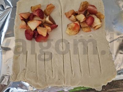 Sluoksniuotos bandelės su obuoliais ir braškėmis Žingsnis 4