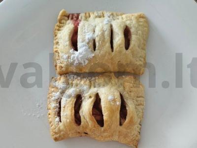 Sluoksniuotos bandelės su obuoliais ir braškėmis pagrindine nuotrauka