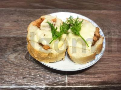 Sumuštiniai su kepta lašiša, sūriu ir krapais pagrindine nuotrauka