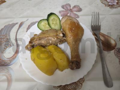 Kepta vištiena su bulvėmis pagrindine nuotrauka