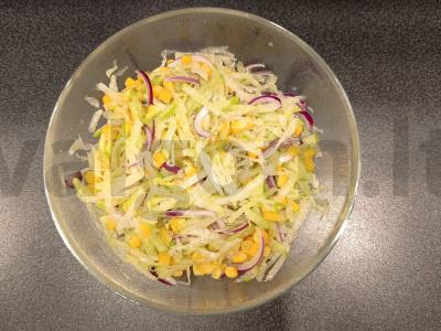 Naudingas vitaminų salotas su ridikėliais pagrindine nuotrauka