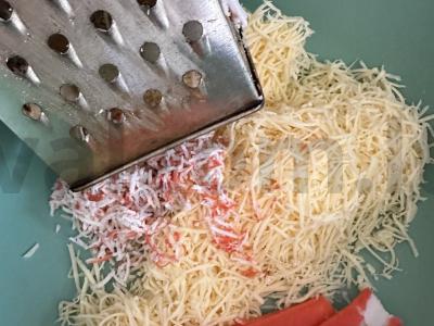 Saldūs bananų kamuoliukai su krabų lazdelėmis Žingsnis 1