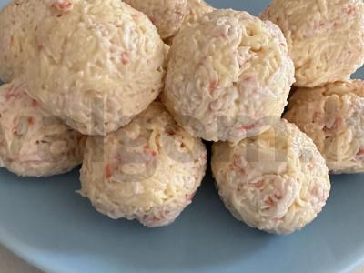 Saldūs bananų kamuoliukai su krabų lazdelėmis pagrindine nuotrauka