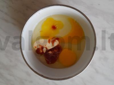Omletas su majonezu, kečupu, dešra ir žaliu svogūnu Žingsnis 1