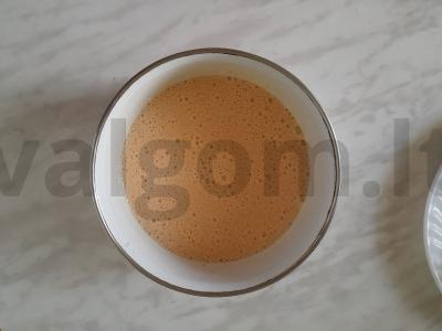 Omletas su majonezu, kečupu, dešra ir žaliu svogūnu Žingsnis 2