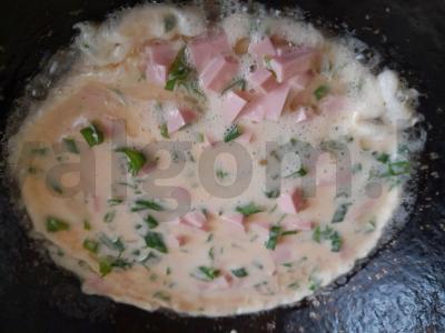 Omletas su majonezu, kečupu, dešra ir žaliu svogūnu Žingsnis 5