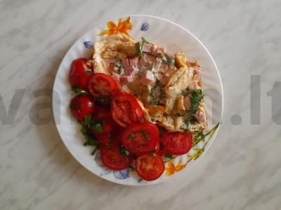 Omletas su majonezu, kečupu, dešra ir žaliu svogūnu pagrindine nuotrauka