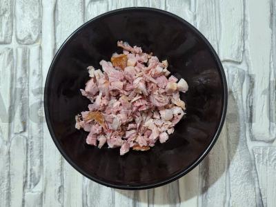 Salotas „Pavėja“ su rūkytomis vištienos krūtinėlėmis Žingsnis 1