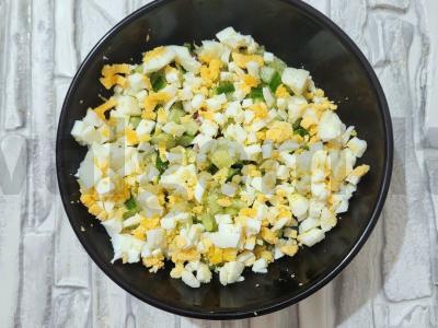 Salotas „Pavėja“ su rūkytomis vištienos krūtinėlėmis Žingsnis 3