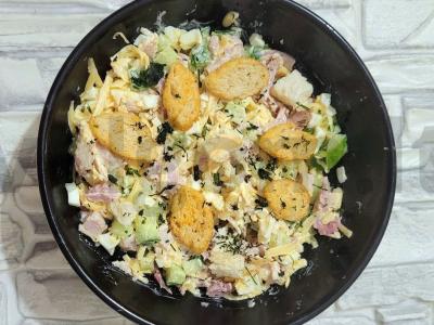 Salotas „Pavėja“ su rūkytomis vištienos krūtinėlėmis pagrindine nuotrauka