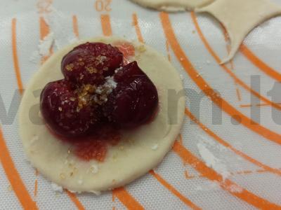 Varenyky su vyšniomis Žingsnis 2