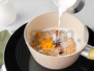 Saldus ryžiai su džiovintomis persimonais ir džiovintais slyvomis Žingsnis 2