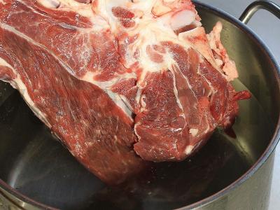 Šviežių ir raugintų kopūstų sriuba su duona ir lašiniais Žingsnis 1