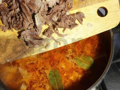 Šviežių ir raugintų kopūstų sriuba su duona ir lašiniais Žingsnis 12