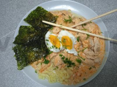 Azijietiška vištienos greito paruošimo makaronai pagrindine nuotrauka