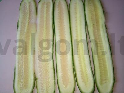 Rulonai agurkų griežinėliuose su raudona žuvimi ir varškės pasta su avokadu Žingsnis 1