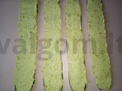 Rulonai agurkų griežinėliuose su raudona žuvimi ir varškės pasta su avokadu Žingsnis 3