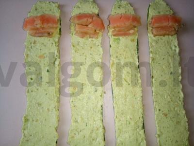 Rulonai agurkų griežinėliuose su raudona žuvimi ir varškės pasta su avokadu Žingsnis 4