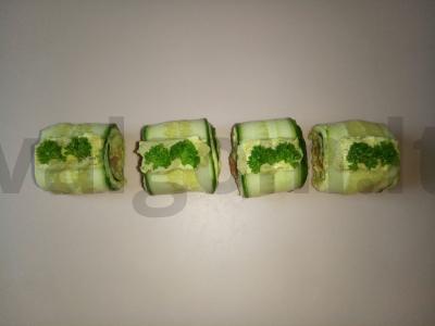 Rulonai agurkų griežinėliuose su raudona žuvimi ir varškės pasta su avokadu pagrindine nuotrauka